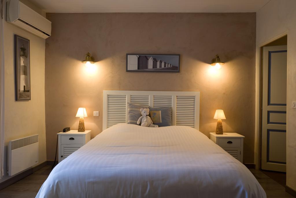 Le Crillon Hotell Murs  Exteriör bild