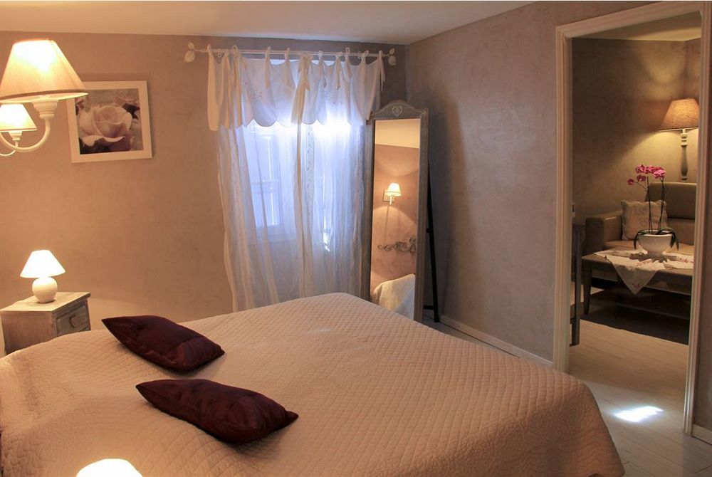 Le Crillon Hotell Murs  Exteriör bild