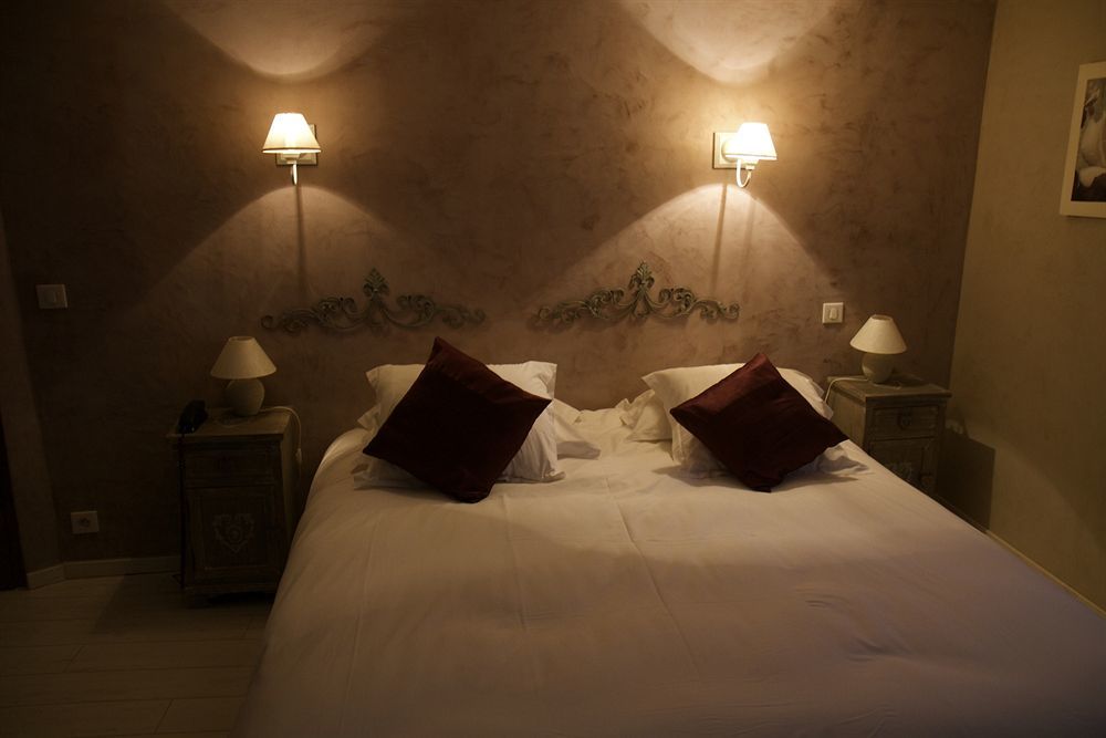 Le Crillon Hotell Murs  Exteriör bild