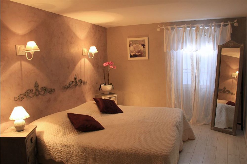 Le Crillon Hotell Murs  Exteriör bild
