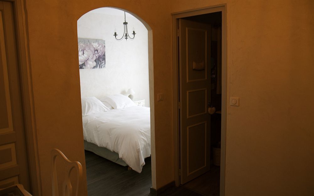 Le Crillon Hotell Murs  Exteriör bild